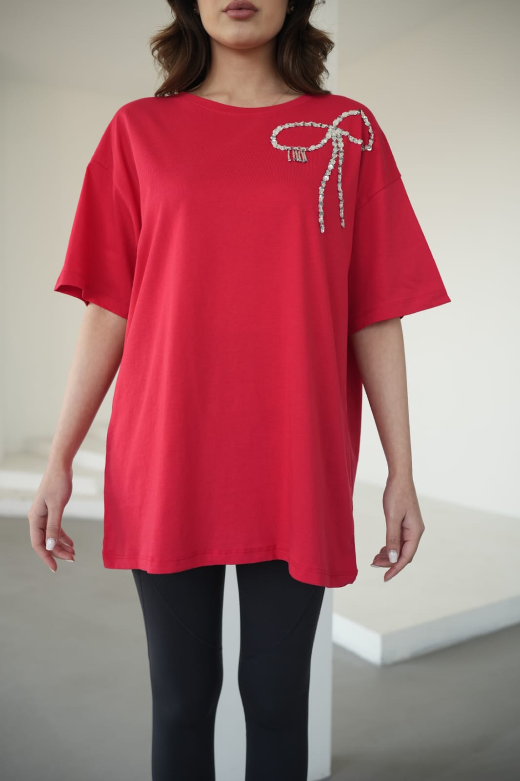 KIRMIZI İŞLEME DETAYLI OVERSİZE TSHIRT ek resim